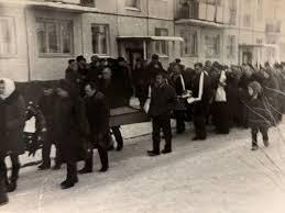 Фото Это было засекречено. В Новосибирске показали жуткие кадры похорон в СССР 3